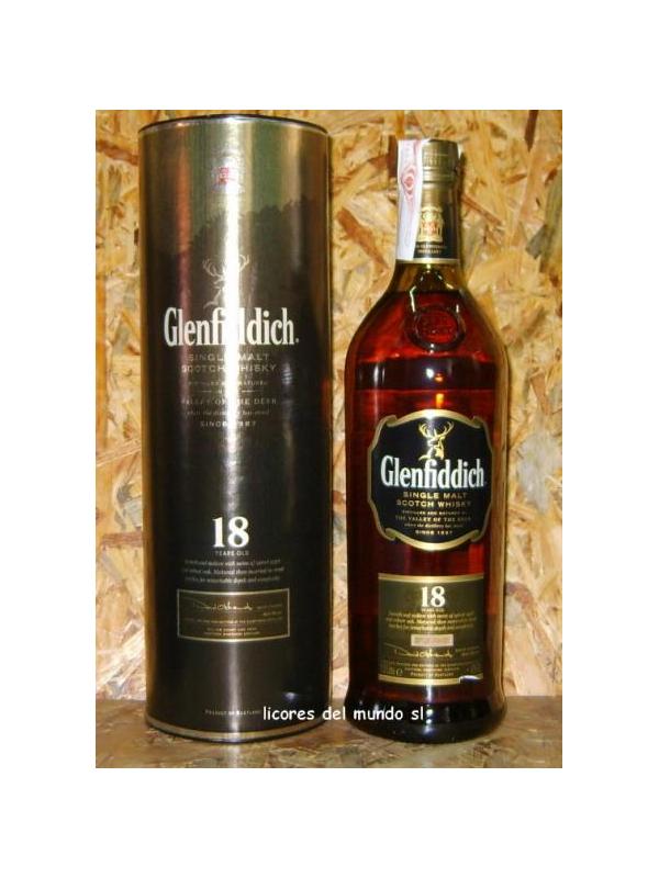 WHISKY GLENFIDDICH 18 AOS 70 CL - En septiembre de 1886, despus de ahorrar durante 20 aos (con un salario de 100 libras), William Grant pudo cumplir su sueo de crear el mejor licor del valle.

Compr maquinaria en destileras de segunda mano (gastndose alrededor de 119 libras) y unas parcelas cerca del ro Fiddich en Speyside (situado en el corazn de las tierras altas escocesas).

Para la construccin de la destilera Glenfiddich, Grant contaba con la ayuda de su esposa, de sus nueve hijos (siete hombres y dos mujeres) y de un albail, costndole todo el proyecto la cantidad de 800 libras.

En el da de Navidad de 1887 consiguieron que las primeras gotas de Glenfiddich Single Malt Scotch Whisky fluyeran de los alambiques.